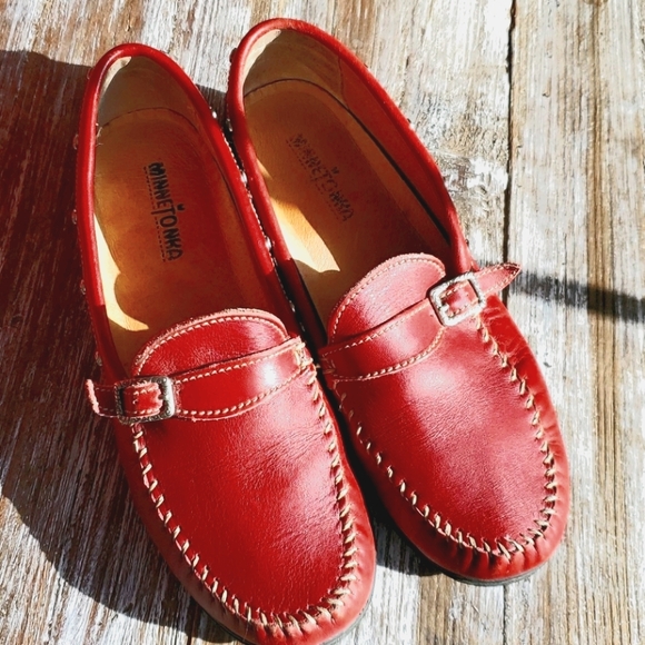 Ladies Red Leather Minnetonka Moccasins sz. 8 - Picture 1 of 7